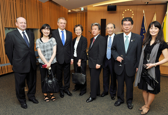 写真向かって右から、弁護士法人ベリーベスト法律事務所弁護士　池田彩織氏、元参議院議員鈴木正孝氏、特定非営利活動法人環境経営学会事務局長坂水昶之氏、平岡副理事長、杉原理事、リトアニア共和国駐日特命全権大使エギディユス・メイルーナス大使、中村副理事長、リトアニア共和国前駐日特命全権大使クジス・アルギルダス大使